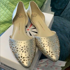 Isaac Mizrahi Women's Gold Flats 8 1/2